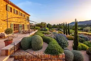 سبک مدیترانه ای در فضای سبز